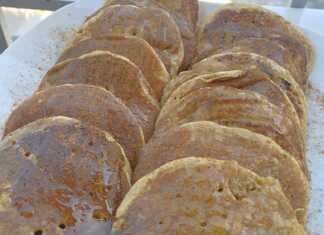 Πάνκεικ Βρώμης με Μπανάνα Στοίβα από αφράτα Πάνκεικ Βρώμης με Μπανάνα, περιχυμένα με μέλι και πασπαλισμένα με κανέλα