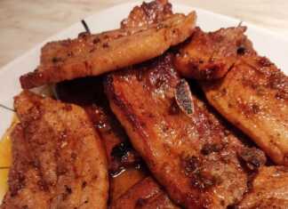 Πιάτο με χρυσαφένιες, ζουμερές Πανσέτες Κρασάτες, με ελαφρά καμένη επιφάνεια.