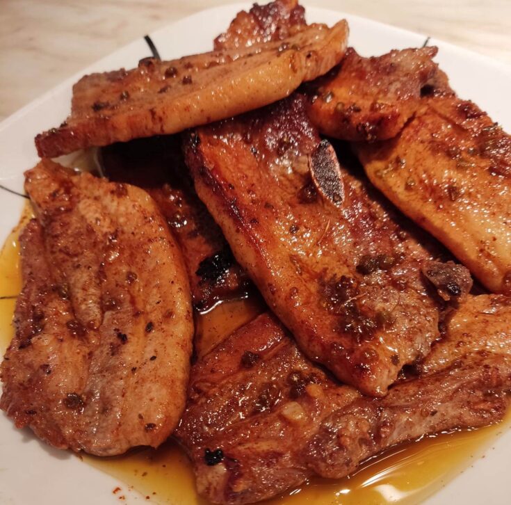 Πιάτο με χρυσαφένιες, ζουμερές Πανσέτες Κρασάτες, με ελαφρά καμένη επιφάνεια.