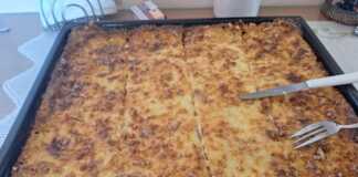 Αφράτο παστίτσιο με χρυσαφένια κρούστα μπεσαμέλ, σε ταψί.