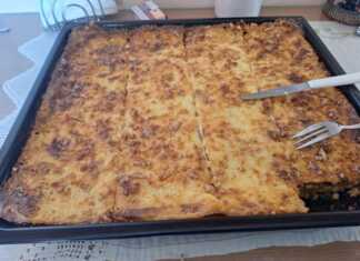 Αφράτο παστίτσιο με χρυσαφένια κρούστα μπεσαμέλ, σε ταψί.