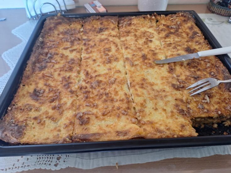 Αφράτο παστίτσιο με χρυσαφένια κρούστα μπεσαμέλ, σε ταψί.