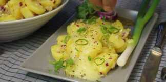 Δροσερή Πατατοσαλάτα σε μπολ, γαρνιρισμένη με φρέσκο κρεμμυδάκι και μαύρο πιπέρι, έτοιμη για σερβίρισμα