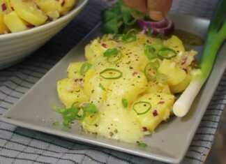 Πατατοσαλάτα: Δεν την έχετε ξαναφάει έτσι Δροσερή Πατατοσαλάτα σε μπολ, γαρνιρισμένη με φρέσκο κρεμμυδάκι και μαύρο πιπέρι, έτοιμη για σερβίρισμα