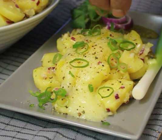 Δροσερή Πατατοσαλάτα σε μπολ, γαρνιρισμένη με φρέσκο κρεμμυδάκι και μαύρο πιπέρι, έτοιμη για σερβίρισμα