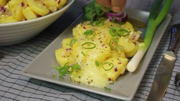 Δροσερή Πατατοσαλάτα σε μπολ, γαρνιρισμένη με φρέσκο κρεμμυδάκι και μαύρο πιπέρι, έτοιμη για σερβίρισμα