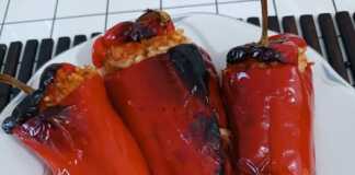 Κοντινό πλάνο σε μια ψημένη Πιπεριά Φλωρίνης Γεμιστή με ρύζι, με χρυσαφένιο χρώμα