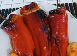 Κοντινό πλάνο σε μια ψημένη Πιπεριά Φλωρίνης Γεμιστή με ρύζι, με χρυσαφένιο χρώμα