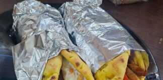 Ένα πιάτο με λαχταριστές Πίτες με χοιρινό 'γύρο', πατάτες, ντομάτα και τζατζίκι."