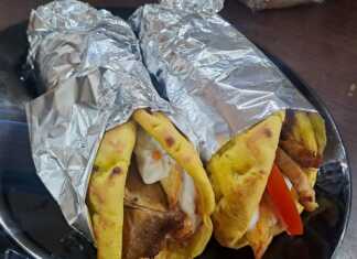 Ένα πιάτο με λαχταριστές Πίτες με χοιρινό 'γύρο', πατάτες, ντομάτα και τζατζίκι."