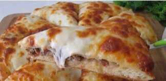 Λαχταριστή πίτσα με κιμά, τυρί και λαχανικά, έτοιμη να κοπεί.