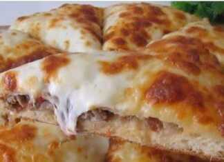 Λαχταριστή πίτσα με κιμά, τυρί και λαχανικά, έτοιμη να κοπεί.