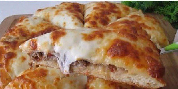 pitsa me kima1 Λαχταριστή πίτσα με κιμά, τυρί και λαχανικά, έτοιμη να κοπεί.