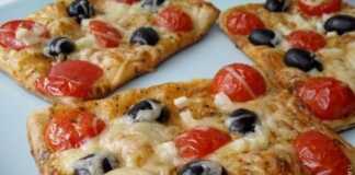 Ταψί γεμάτο με χρυσαφένιες Μίνι Πίτσες Αφράτες, έτοιμες για σερβίρισμα