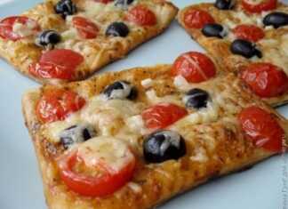 Μίνι Πίτσες Αφράτες: Έτοιμες στο Άψε-Σβήσε! Ταψί γεμάτο με χρυσαφένιες Μίνι Πίτσες Αφράτες, έτοιμες για σερβίρισμα