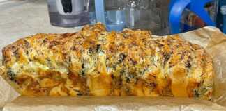 Ψωμία Ακορντεόν με Τυρί και Σκόρδο, μόλις βγαλμένο από το φούρνο, με χρυσαφένια κρούστα