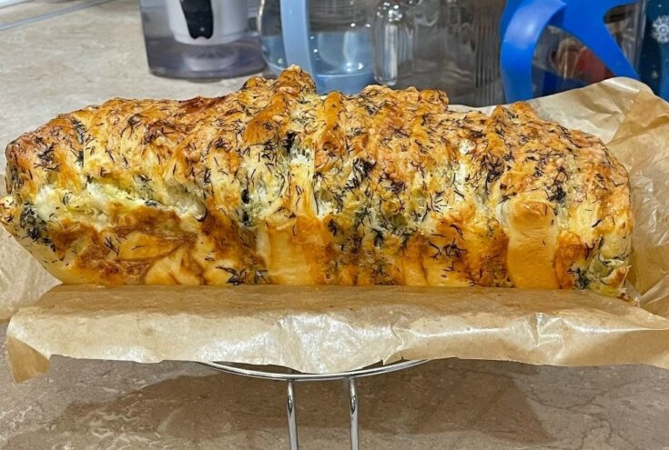 Ψωμία Ακορντεόν με Τυρί και Σκόρδο, μόλις βγαλμένο από το φούρνο, με χρυσαφένια κρούστα
