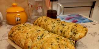 Δύο ολόκληρα Ψωμία Ακορντεόν με Τυρί και Σκόρδο, μόλις βγαλμένο από το φούρνο, με χρυσαφένια κρούστα