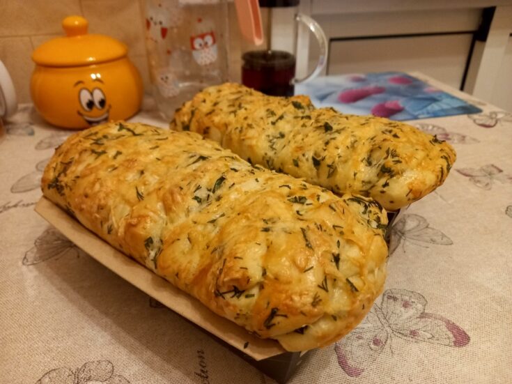 Δύο ολόκληρα Ψωμία Ακορντεόν με Τυρί και Σκόρδο, μόλις βγαλμένο από το φούρνο, με χρυσαφένια κρούστα