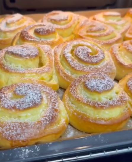 psvmakia me krema1 Αφράτα ψωμάκια με κρέμα και χρυσαφένια όψη, έτοιμα για σερβίρισμα