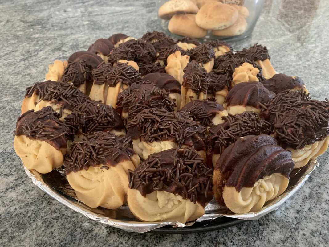 Διάφορα σχήματα από σπιτικά πτι φουρ, τοποθετημένα σε πιατέλα, έτοιμα για σερβίρισμα