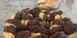 Διάφορα σχήματα από σπιτικά πτι φουρ, τοποθετημένα σε πιατέλα, έτοιμα για σερβίρισμα