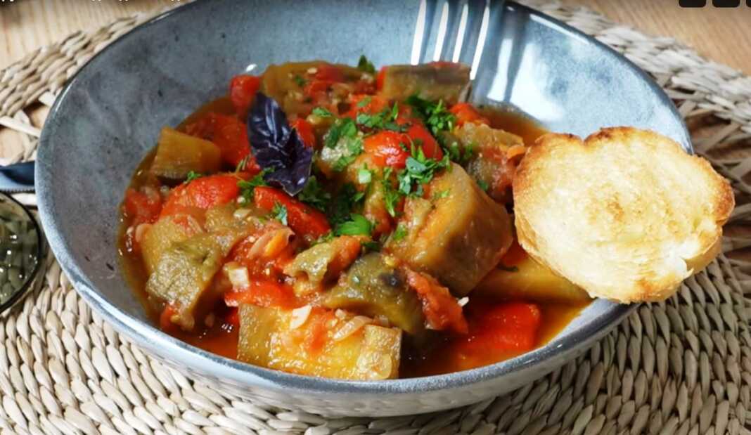 ragou laxanikon Πιάτο με πολύχρωμο ραγού λαχανικών, με μελιτζάνες, ντομάτες και πιπεριές, γαρνιρισμένο με φρέσκα μυρωδικά.