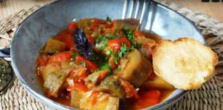 Ραγού Λαχανικών…το πιάτο που φωνάζει καλοκαίρι Πιάτο με πολύχρωμο ραγού λαχανικών, με μελιτζάνες, ντομάτες και πιπεριές, γαρνιρισμένο με φρέσκα μυρωδικά.