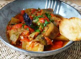 Πιάτο με πολύχρωμο ραγού λαχανικών, με μελιτζάνες, ντομάτες και πιπεριές, γαρνιρισμένο με φρέσκα μυρωδικά.