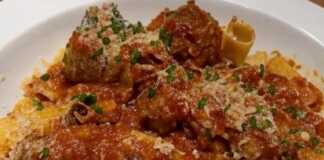 Ριγκατόνι με κεφτεδάκια Ένα πιάτο Ριγκατόνι με Κεφτεδάκια με πλούσια σάλτσα ντομάτας, γαρνιρισμένο με βασιλικό