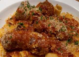 Ένα πιάτο Ριγκατόνι με Κεφτεδάκια με πλούσια σάλτσα ντομάτας, γαρνιρισμένο με βασιλικό