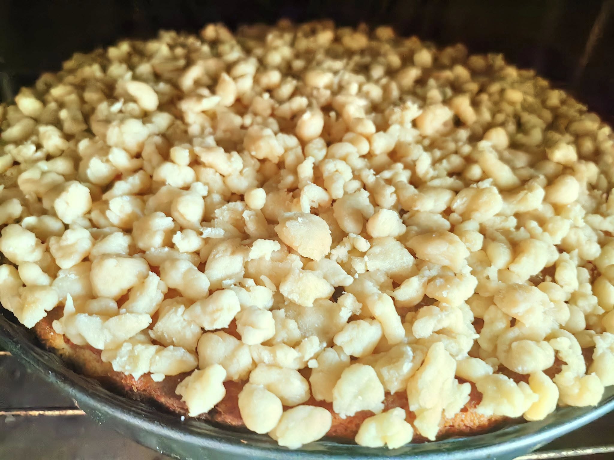 Τριμμενη ζυμη πανω απο την πιτα