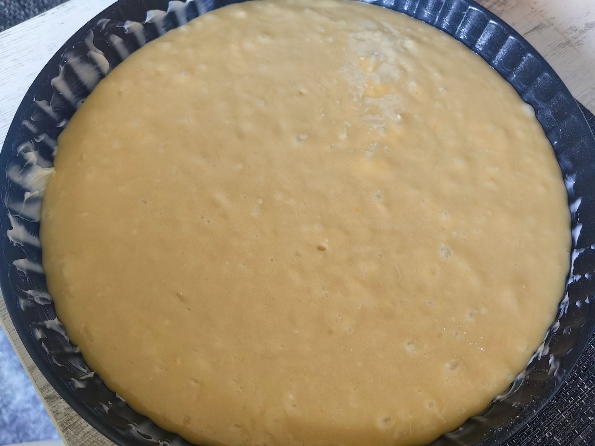 Απλωμενη η ζυμη στο ταψι