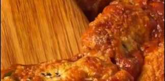 Κοντινό πλάνο σε ένα κομμένο Ρολό Μελιτζάνας, που αναδεικνύει την πλούσια γέμιση τυριού κρέμας και πέστο