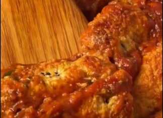 Κοντινό πλάνο σε ένα κομμένο Ρολό Μελιτζάνας, που αναδεικνύει την πλούσια γέμιση τυριού κρέμας και πέστο