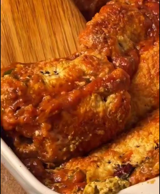 rola melitzanas pesto50 Κοντινό πλάνο σε ένα κομμένο Ρολό Μελιτζάνας, που αναδεικνύει την πλούσια γέμιση τυριού κρέμας και πέστο