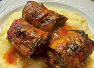 Ζουμερά ρολάκια μελιτζάνας με κιμά σε σάλτσα ντομάτας, συνοδευόμενα από αφράτο πουρέ πατάτας.