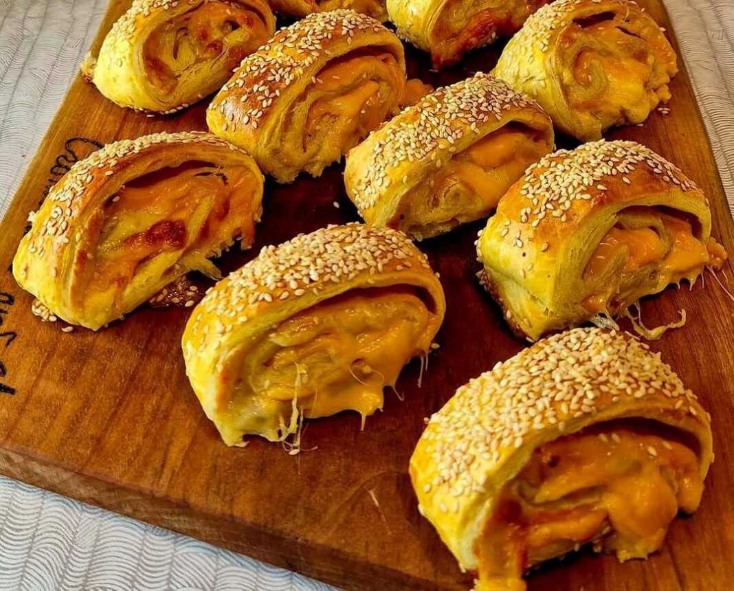 rolakia sfoliatas galopoula Πάγκος γεμάτος με χρυσαφένια Ρολάκια Σφολιάτας με Γαλοπούλα και τυρί, έτοιμα για σερβίρισμα