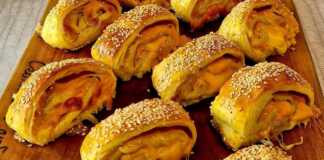 Πάγκος γεμάτος με χρυσαφένια Ρολάκια Σφολιάτας με Γαλοπούλα και τυρί, έτοιμα για σερβίρισμα