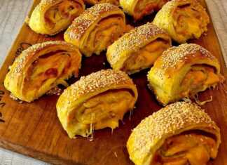 Πάγκος γεμάτος με χρυσαφένια Ρολάκια Σφολιάτας με Γαλοπούλα και τυρί, έτοιμα για σερβίρισμα