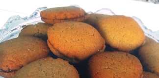 Πολλά Σαμπλεδάκια με μαρμελάδα , σερβιρισμένα σε πιατέλα.