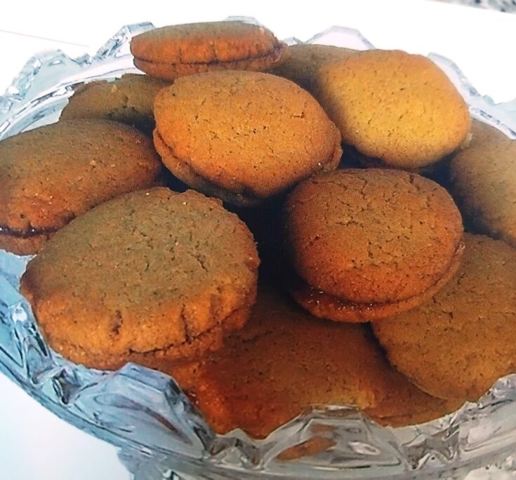 Πολλά Σαμπλεδάκια με μαρμελάδα , σερβιρισμένα σε πιατέλα.