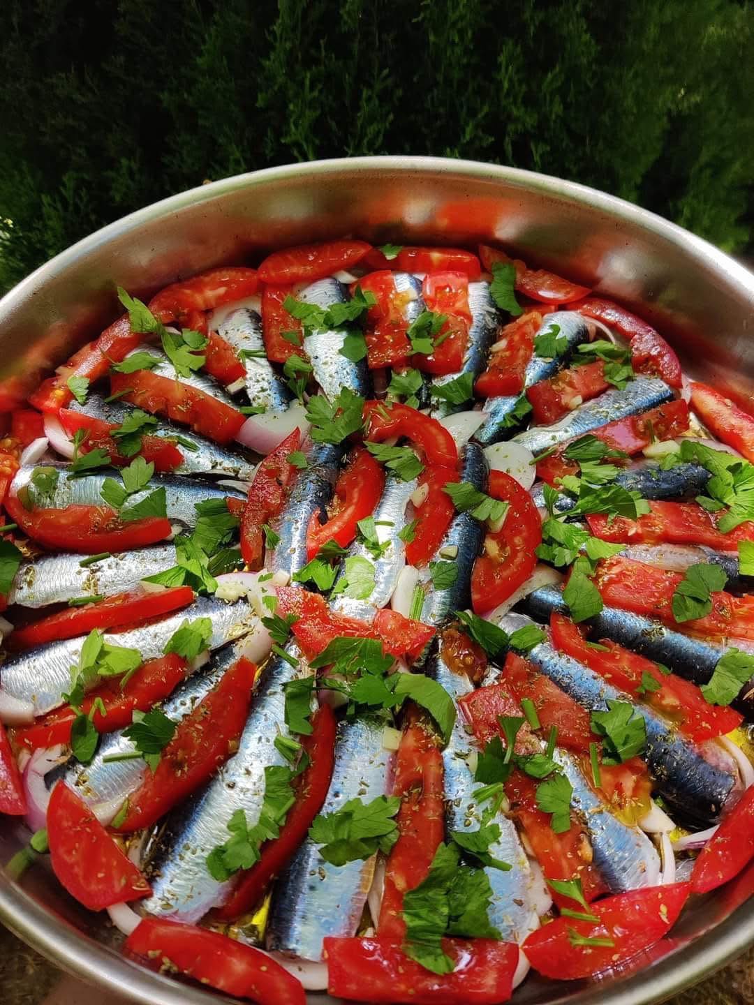 Σαρδέλα σε ταψί έτοιμη να μπει στο φούρνο