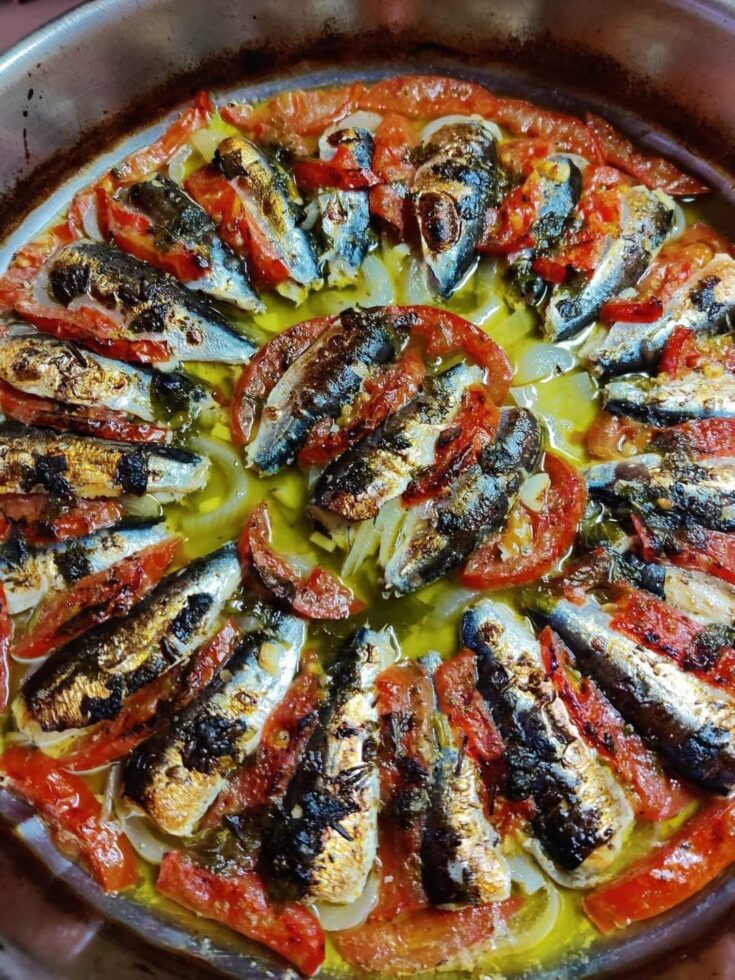Ψητή σαρδέλα στο φούρνο με λαχανικά και αρωματικά, σε ταψί