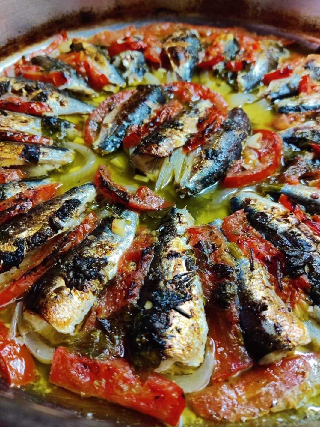 Ψητή σαρδέλα στο φούρνο με λαχανικά και αρωματικά, σε ταψί