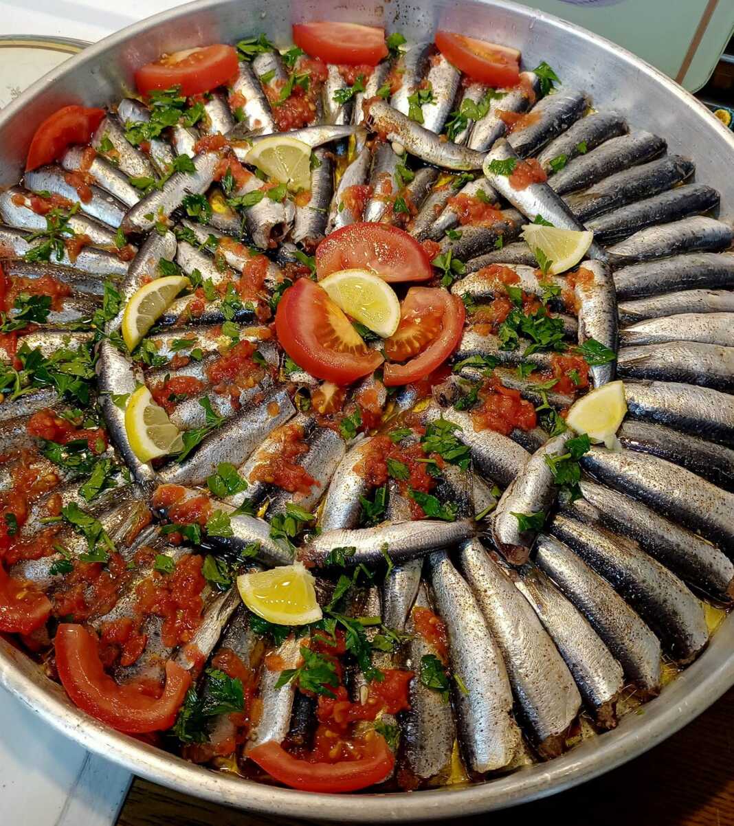 sardeles psites Το ταψί με τη Σαρδέλα Ψητή, λαχταριστή και χρυσαφένια, πριν μπει στο φούρνο