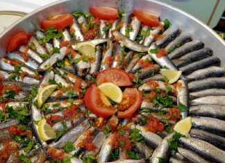 Το ταψί με τη Σαρδέλα Ψητή, λαχταριστή και χρυσαφένια, πριν μπει στο φούρνο