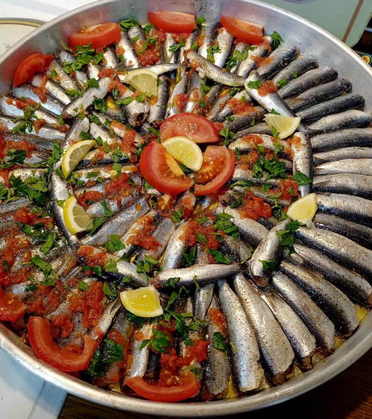 Το ταψί με τη Σαρδέλα Ψητή, λαχταριστή και χρυσαφένια, πριν μπει στο φούρνο