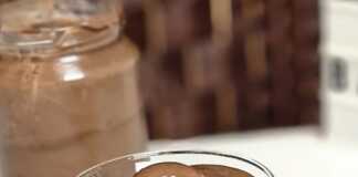 Κοντινό πλάνο σε μία κουταλιά από Σάλτσα Σοκολάτας, που αναδεικνύει την λεία και λαμπερή υφή της