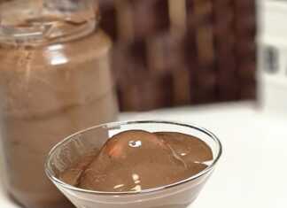 Κοντινό πλάνο σε μία κουταλιά από Σάλτσα Σοκολάτας, που αναδεικνύει την λεία και λαμπερή υφή της